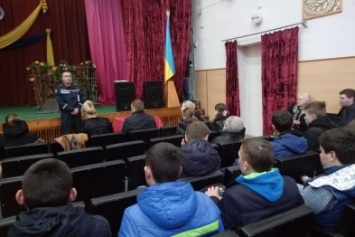 Спасатели Черноморска провели профориентационные беседы в учебных заведениях города и поселков