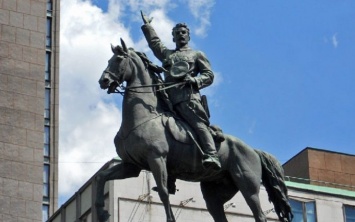 В Киеве повредили известный советский памятник: появилось фото