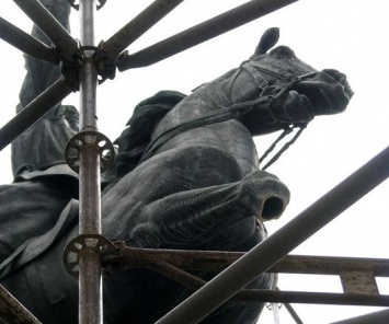 В Киеве памятник Щорсу распиливают на металлолом