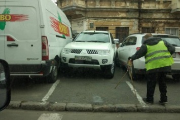В Одессе автохам во время парковки повредил соседние машины (ФОТО)