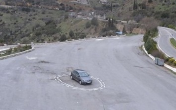 Художник создал на трассе ловушку для беспилотных автомобилей (видео)