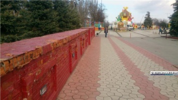 Стену из красного кирпича покрасят за 100 000 рублей