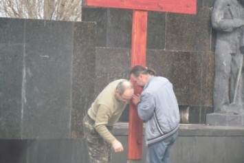 Верующие Мариуполя восстановили крест (ФОТО)