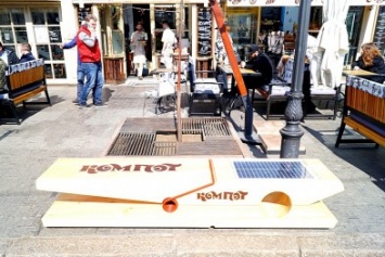 На Дерибасовской скамейка «питается» солнечной энергией (ФОТО)