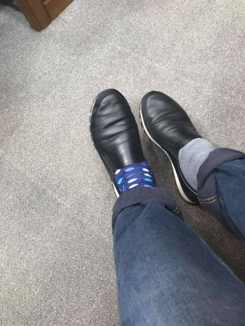В Раде депутаты делают селфи в разных носках в поддержку людей с синдромом Дауна