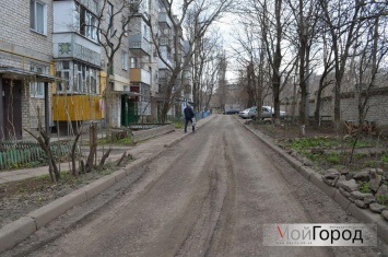Николаевцы с прошлого года ждут ремонта крыши и дороги во дворе и сетуют, что вынуждены "месить" грязь