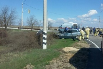 В Севастополе столкнулись две легковушки - одного водителя зажало в машине (ФОТО, ВИДЕО)