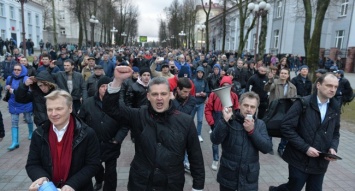 Протесты в Беларуси: на окрик «Слава России!» - толпа протестующих ответила молчанием