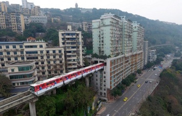 В китайском мегаполисе железная дорога проходит прямо сквозь жилой дом