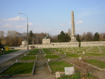 В Варшаве вандалы осквернили кладбище советских солдат