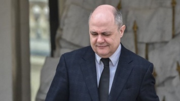 Глава МВС Фракции Брюно Ле Ру подал в отставку из-за скандала о трудоустройстве его дочерей