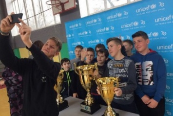 В Славянск прибыли Трофеи Футбольного клуба UNICEF