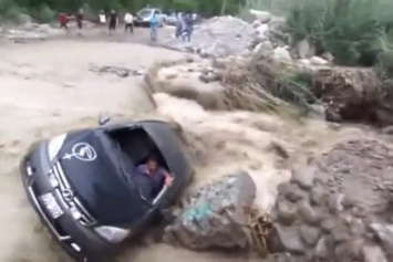 В Перу грязевым потоком снесло автомобиль с водителем (видео)