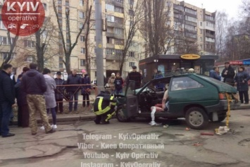 ДТП в Киеве: легковушка влетела в столб, есть пострадавший