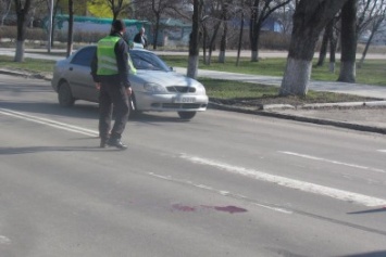 В Мариуполе таксист на пешеходном переходе сбил 20-летнюю девушку (ФОТО+ВИДЕО)