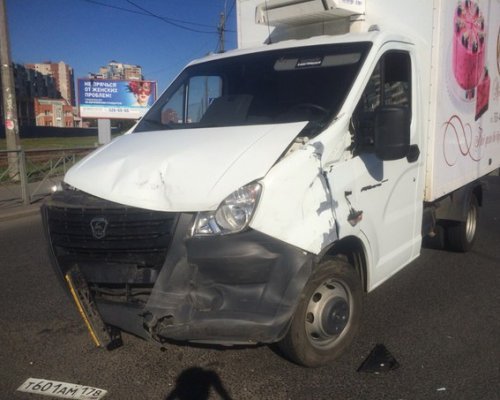В Санкт-Петербурге грузовик с тортами столкнулся с иномаркой Toyota