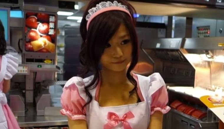 В тайванском «Макдональдсе» работает девушка, которая привлекает посетителей своей красотой