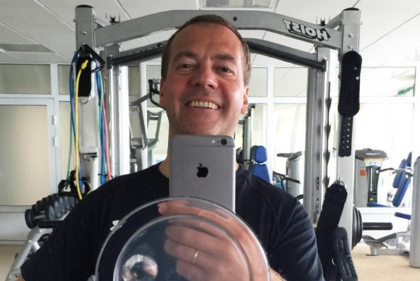 Поклонники по достоинству оценили селфи Медведева в спортзале