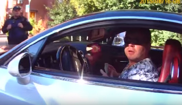 В Киеве пьяный водитель Bentley "засевал" полицейских долларами (ВИДЕО)