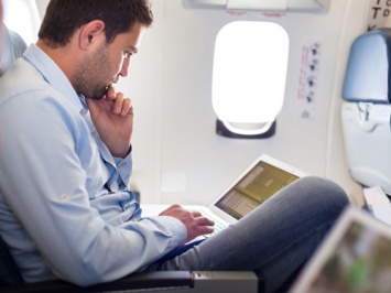 Запрет на провоз электроники в ручной клади на рейсах в США затронет украинских пассажиров