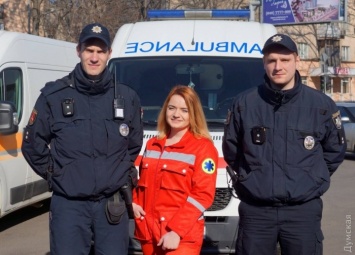 В Одессе патрульные полицейские и врачи скорой напомнили водителям, что надо уступать дорогу каретам 103