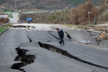 В Крыму на трассе образовался крупный провал