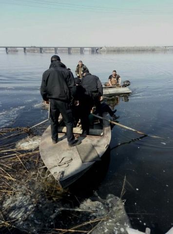 В Днепре патрульные вытащили из воды суицидника, прыгнувшего с моста