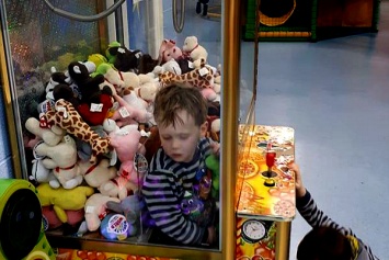 5-летний мальчик застрял в автомате с игрушками