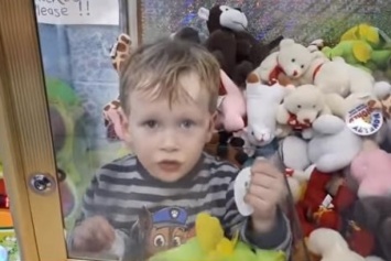 Огорченный неудачами мальчик застрял в автомате с игрушками (видео)