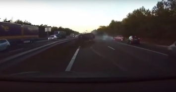 Появилось очередное видео, как автопилот Тесла спасает от самых ненормальных водителей на дороге