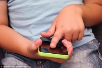 То, что дети чуть ли не рождаются с телефонами в руках, - это неплохо: в Англии 4-летний мальчик спас жизнь своей матери