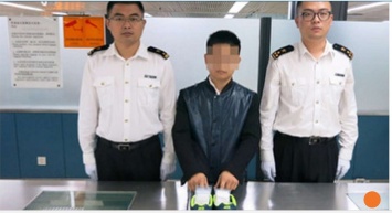 Контрабандист из Гонконга пытался в кроссовках пронести в Китай 1000 алмазов