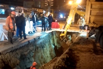 На месте одесского провала раскопали огромную яму (ВИДЕО)