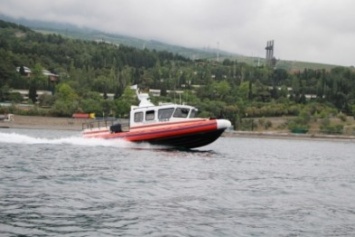 Крымские спасатели 5 часов искали в Черном море попавших в беду рыбаков