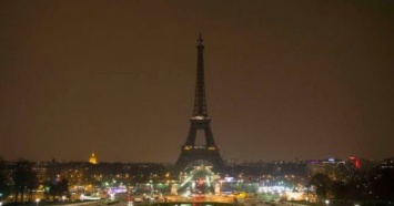 На Эйфелевой башне погасили огни в память жертв теракта в Лондоне?