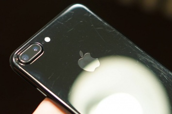 Почему iPhone 7 Plus в цвете «черный оникс» не стоит использовать без чехла [фото]