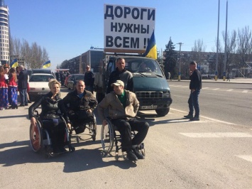 В Запорожье против плохих дорог митингуют на лошадях и инвалидных колясках