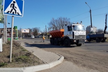 Николаевские дорожники укладывают асфальт прямо в лужи (ВИДЕО)