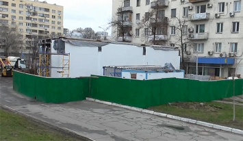 В центре Киева возле покосившегося дома строят уже "мега-стекляшку"
