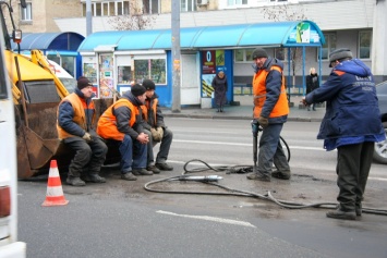 Как чиновники на ремонте дорог крадут деньги украинцев