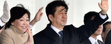 Японская оппозиция намерена вызвать жену премьер-министра страны на слушания в парламент из-за скандала связанного с учреждением "Моритомо Гакуэн"