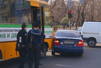 В центре Одессы столкнулись авто и маршрутка: трамваи не ходят (ФОТО)