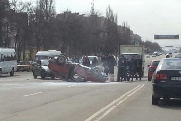 На центральном проспекте Кривого Рога перевернулся автомобиль (ФОТО)
