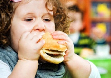 Ученые: Дети из неблагополучных районов чаще страдают ожирением