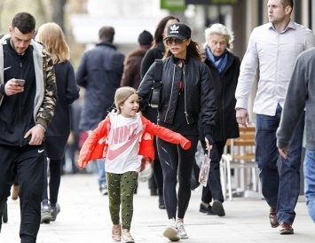 Виктория Бекхэм на прогулке с 5-летней дочерью Харпер