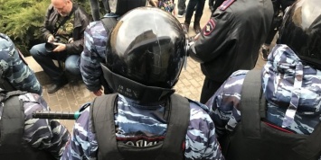 Полиции пришлось защищать оппозиционера от разгневанных волгоградцев