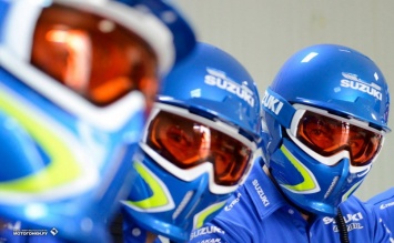 MotoGP: Новая рабочая форма механиков и инженеров - теперь в шлемах!
