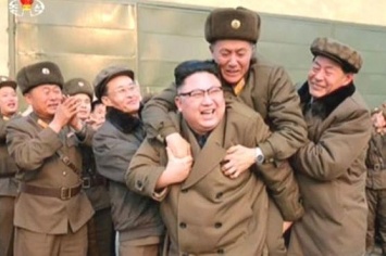 На плечи Ким Чен Ыну залез дед-солдат