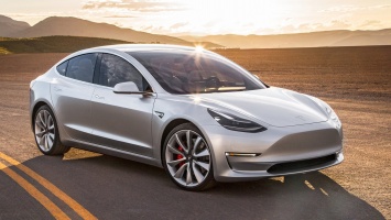 Илон Маск первым прокатился на Tesla Model 3
