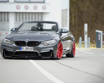 BMW выложила фотографии кабриолета М4 с красными колесами